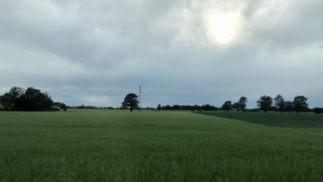 conducir por los campos verdes durante una tormenta
