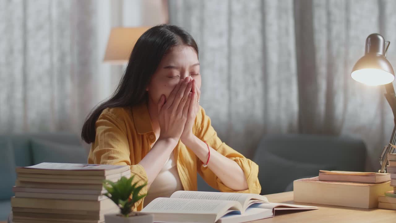 밤 늦게 공부하는 젊은 여성