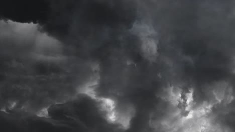 Ver-En-El-Cielo-Oscuro-De-Una-Fuerte-Tormenta-Eléctrica