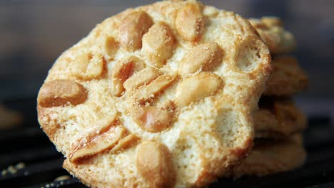 una pila de galletas de mantequilla de maní