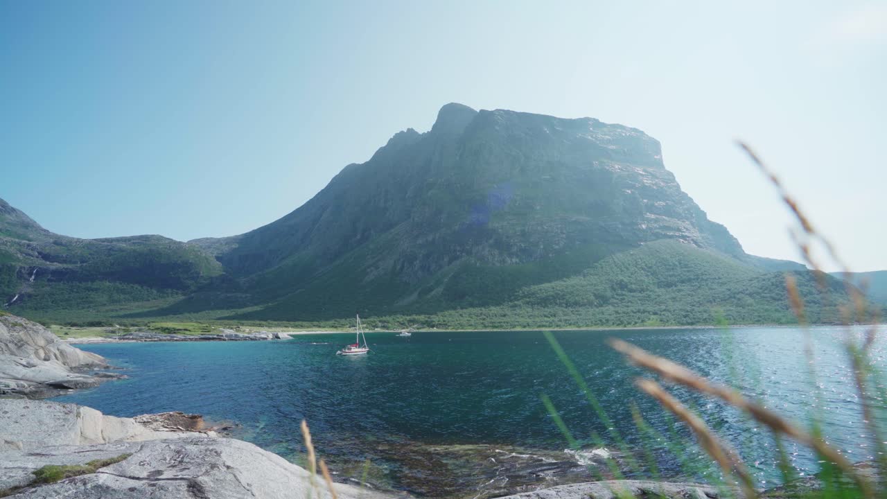 Paesaggio rilassante del Monte Donnamannen in Norvegia - inquadratura ampia