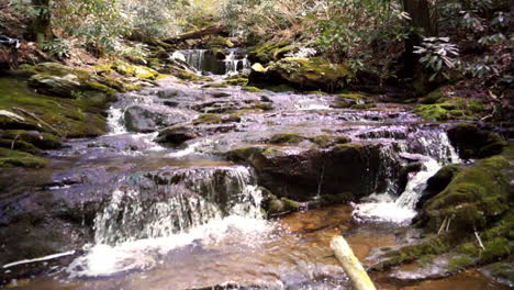 cascada en cámara lenta en las montañas blue ridge de carolina del norte