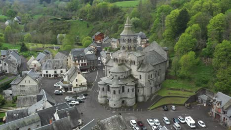 Die-Atemberaubend-Dramatische-Französische-Kirche-Basilica-Notre-dame-D&#39;orcival