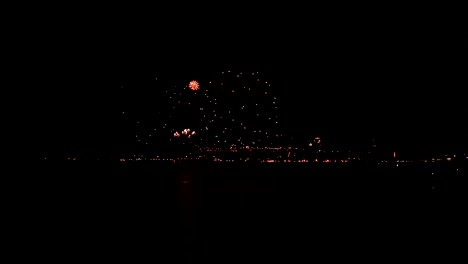 asombrosos fuegos artificiales en la ciudad de quebec durante una noche de verano