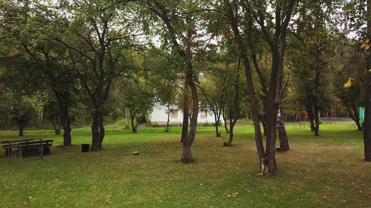 parque con una casa y un patio de recreo