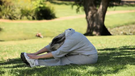 Alte-Frau-Beim-Aufwärmen-Auf-Dem-Rasen