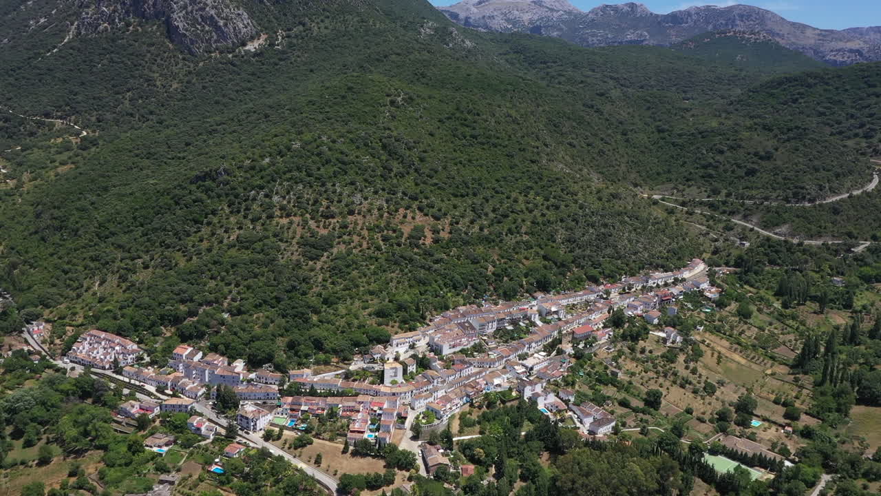 aéreo - el pueblo de grazalema en cádiz, andalucía, españa, bajando gran tiro