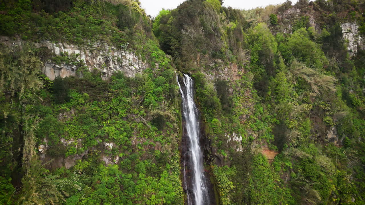 movimiento de zoom out en la cascada de rocha do navio, madeira, portugal