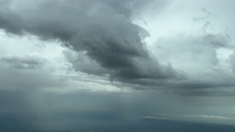 Espectacular-Cielo-Tormentoso-Tomado-Desde-La-Cabina-De-Un-Avión-Volando-Sobre-La-Isla-De-Mallorca,-España,-Con-Lluvias