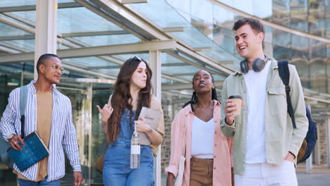 Studenten,-Gruppe-Und-Glücklich-Beim-Spaziergang-An-Der-Universität