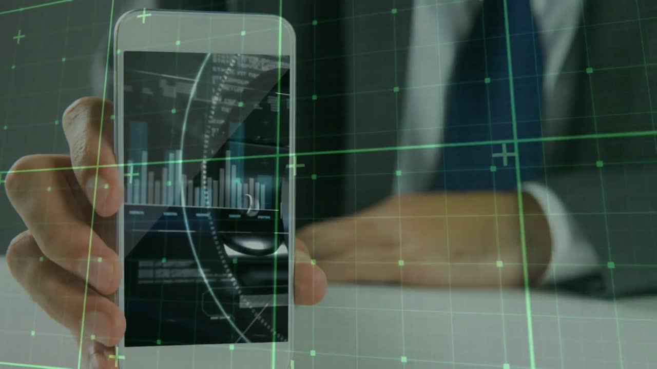 animación del procesamiento de datos sobre un hombre de negocios que usa un teléfono inteligente
