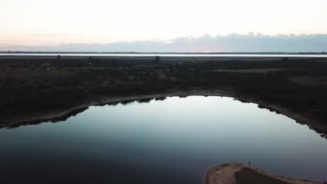 Crepúsculo-Sobre-El-Agua-Tranquila-Del-Estanque-En-Las-Afueras-De-La-Ciudad-De-Santa-Fe,-Argentina