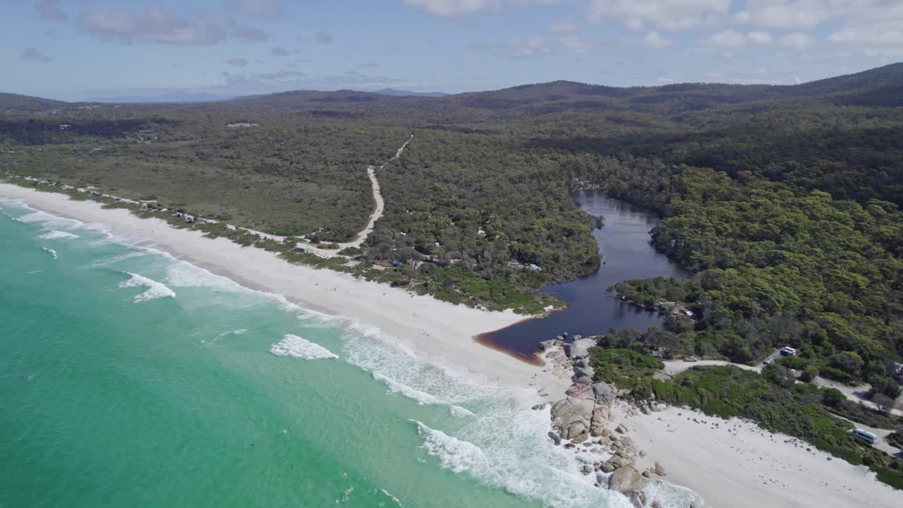 Campeggio di Swimcart Beach Road e laguna di Swimcart vicino a Cosy Corner Sud in Tasmania, Australia