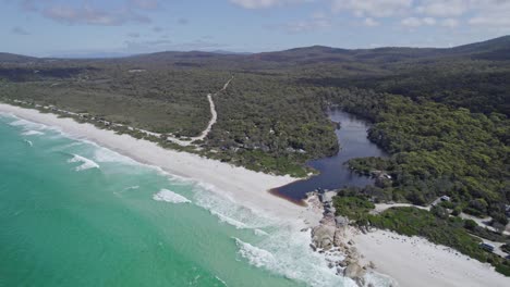 Swimcart-Beach-Road-Camping-Ground-Y-Swimcart-Lagoon-Cerca-De-Un-Acogedor-Rincón-Al-Sur-De-Tasmania,-Australia