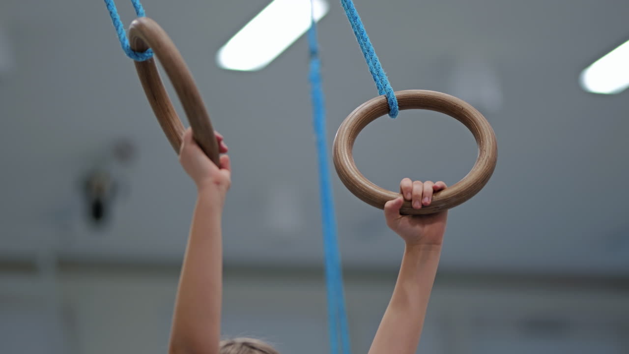 niña con anillos de madera en un gimnasio.