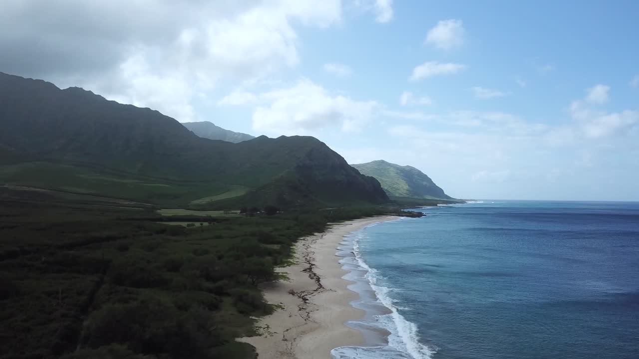 Drone 4K che si alza sopra Makua Beach, Hawaii, rivelando oceano e montagne.