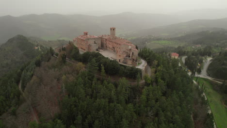 vista desde el cielo: monte santa maria tiberina y la belleza de umbría en la toscana, italia