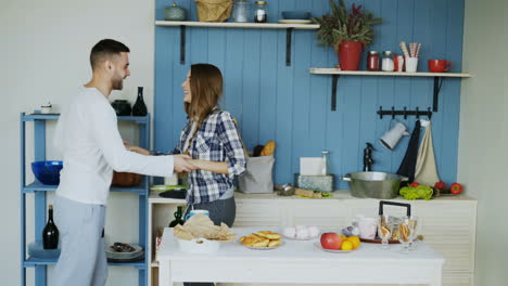 pareja feliz bailando en la cocina