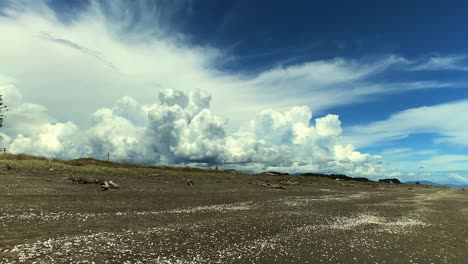 Lapso-De-Tiempo-Que-Muestra-Interesantes-Movimientos-De-Nubes,-Patrones-Y-Movimientos-Giratorios-Sobre-La-Playa-De-Otaki,-Nueva-Zelanda