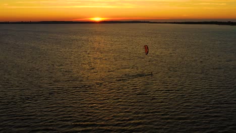 Vista-Aérea-Jóvenes-Kitesurf-En-El-Mar-Báltico,-Gdansk