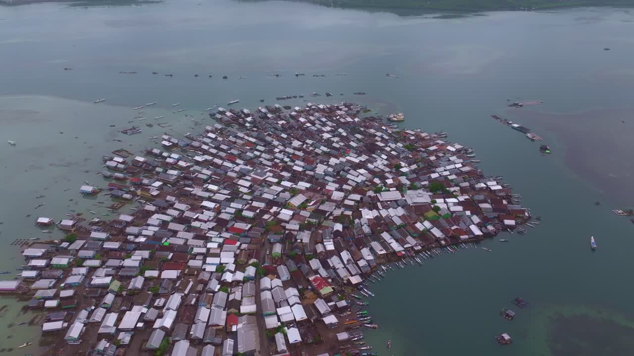 Làng chài ven biển với những tàu đánh cá xếp dọc, Đảo Bungin, Indonesia