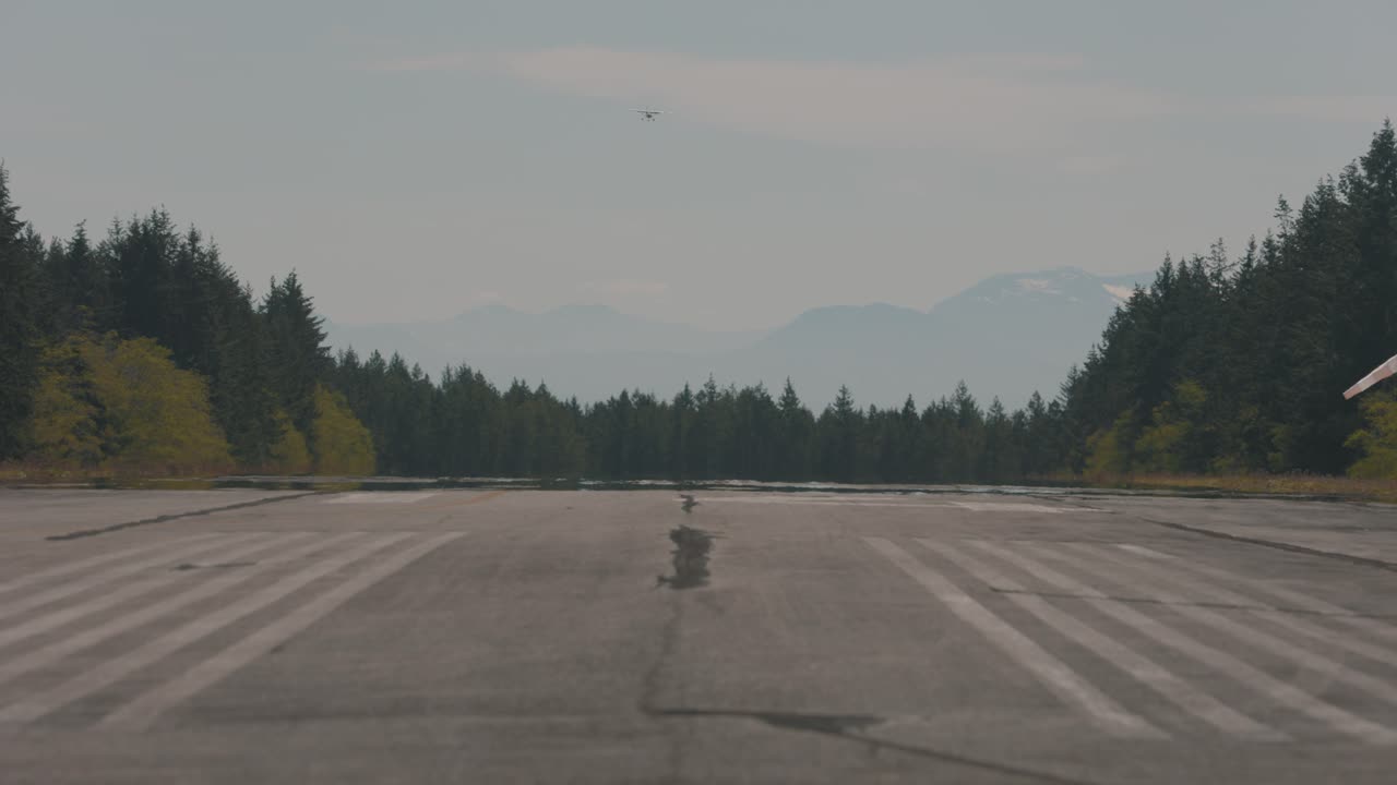 cessna aterrizando en una pista de aterrizaje en la isla de texas columbia británica sol costa canadá