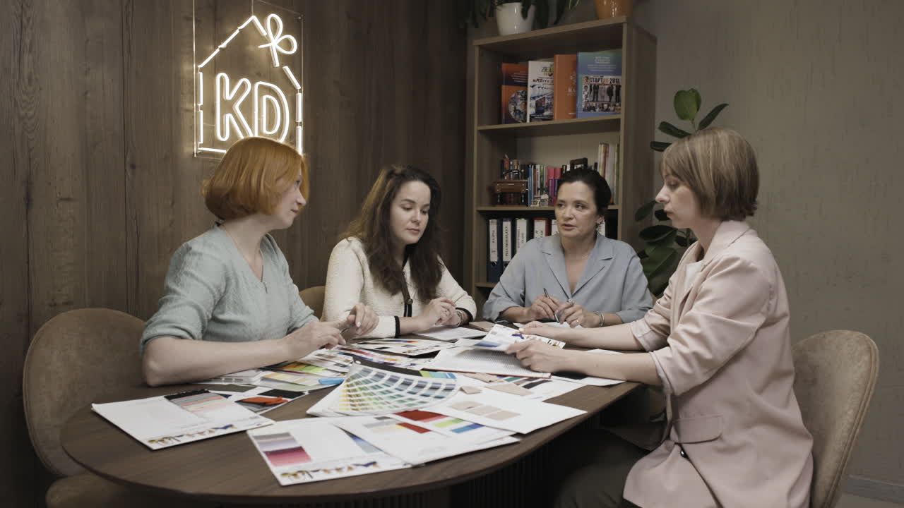 совещание команды по дизайну интерьера