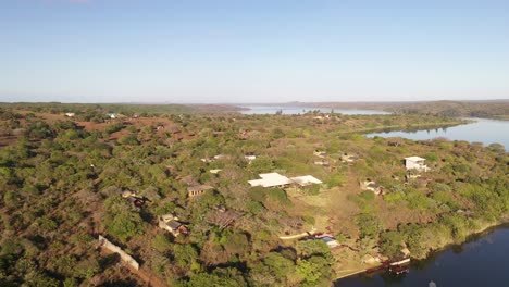 Toma-Aérea-Cinematográfica-Del-Lago-Inhampavala-En-Chindeguele,-Mozambique,-Durante-La-Hora-Dorada-Del-Amanecer