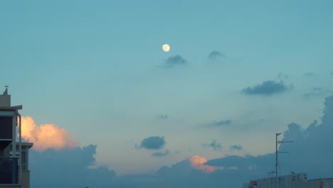 Lapso-De-Tiempo-De-Una-Puesta-De-Sol,-La-Luna-Se-Mueve-Hacia-Arriba,-Nubes-En-Movimiento,-Movimiento-Rápido,-4k