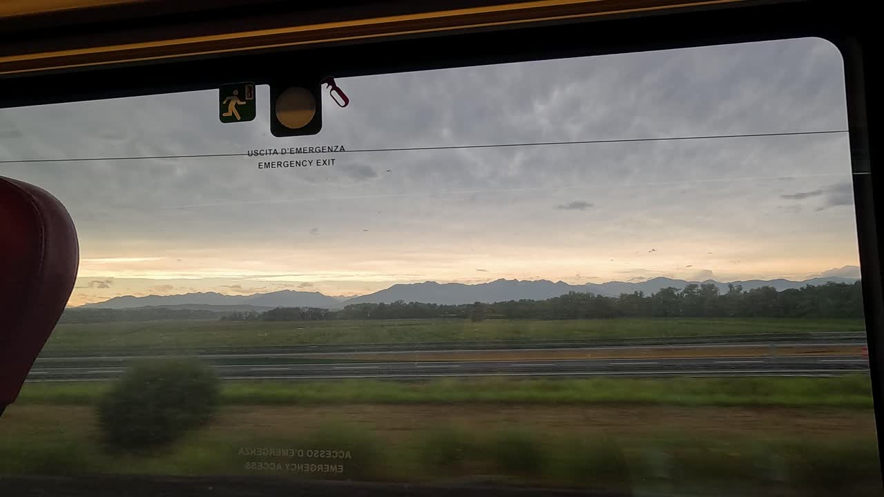 Panorami mozzafiato da un treno in Piemonte