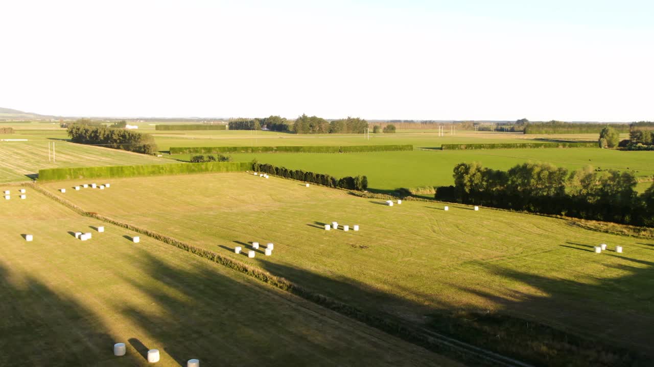 paralaje de campos de agricultores de fardos de heno