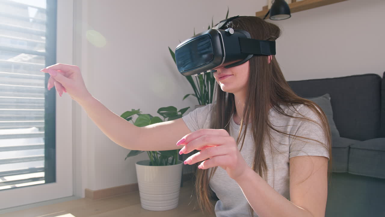chica divirtiéndose y disfrutando de un mundo virtual usando un auricular vr
