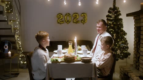 celebración de la víspera de año nuevo en la sala de estar.