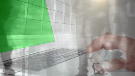 animación de una mujer de negocios usando una computadora portátil con pantalla verde a alta velocidad viajeros de negocios caminando
