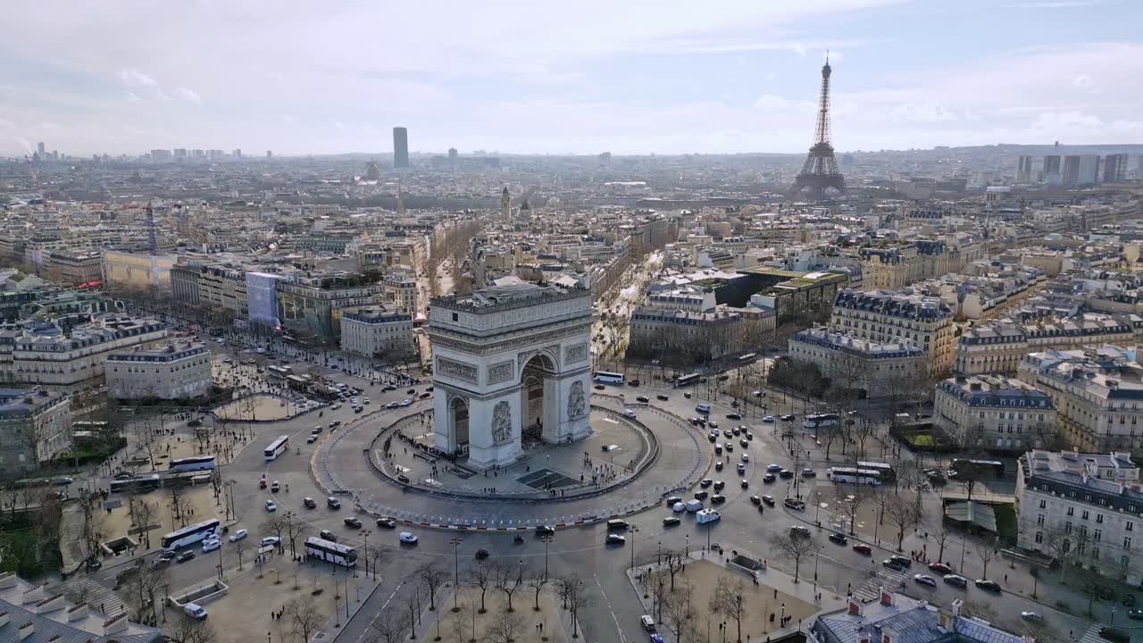 트리팔 아치 (triumphal arch) 와 프랑스 파리 시티스케이프 (paris cityscape) 의 에이펠 (eiffel) 을 배경으로 한 둥근 교차로에서 자동차 교통