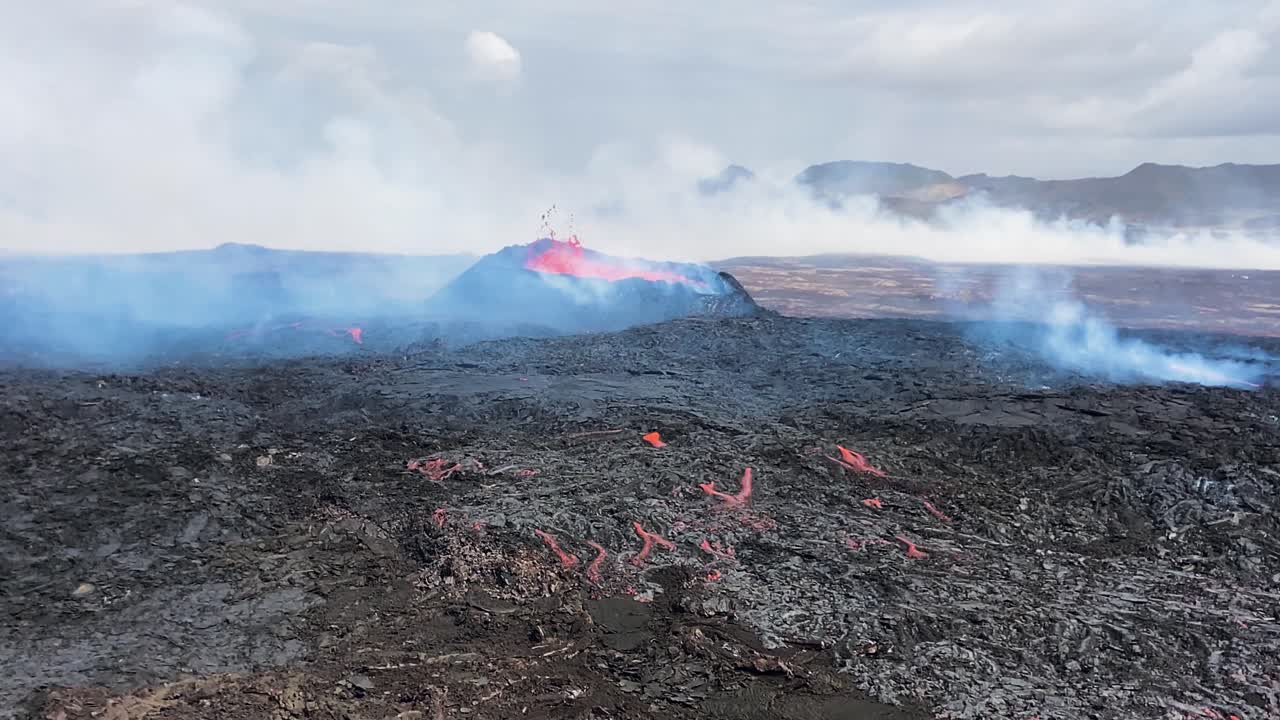Vulkanudbrud og brændende magma på Island, håndholdt optagelse.