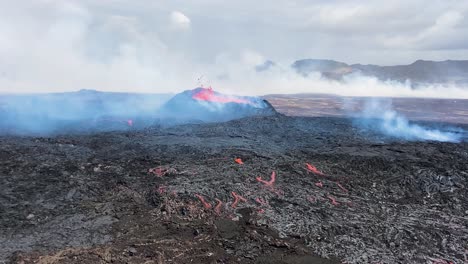 erupción volcánica y magma en llamas en islandia, vista de mano