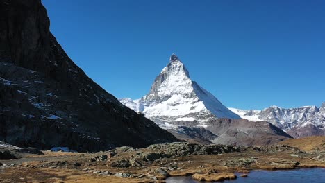 Drohnenaufnahme-Von-Matterhorn-Und-Blauem-Stellisee