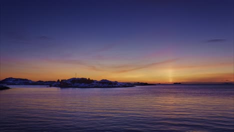 cabaña de verano en una pequeña isla en un claro día de invierno donde el sol brilla por debajo del horizonte