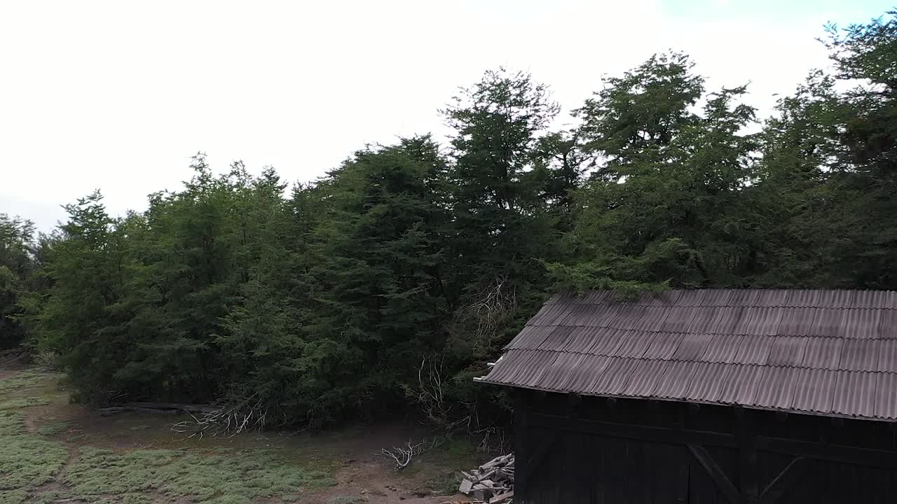 느린 동작 60fps로 기록된 농장의 빈 헛간 창고