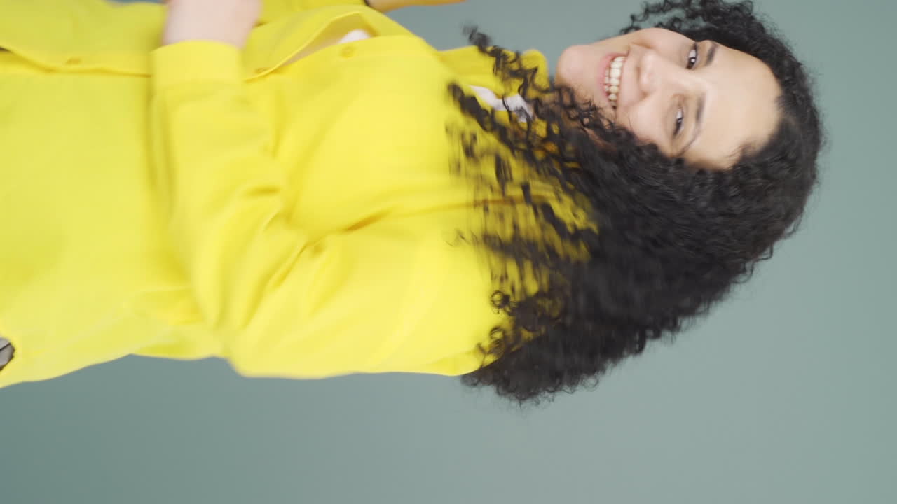 el video vertical de la joven está bailando de una manera divertida.