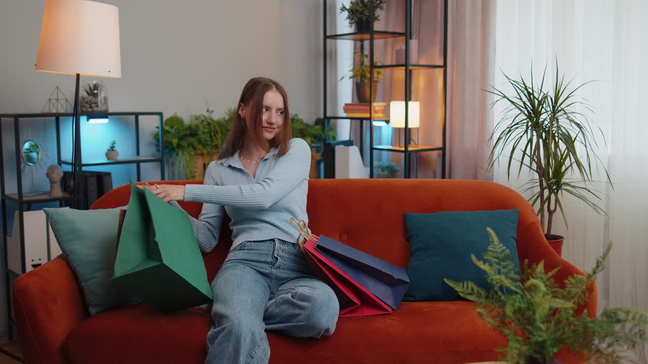 joven feliz adicta a las compras regresó a casa después de la venta de compras en línea con bolsas en casa