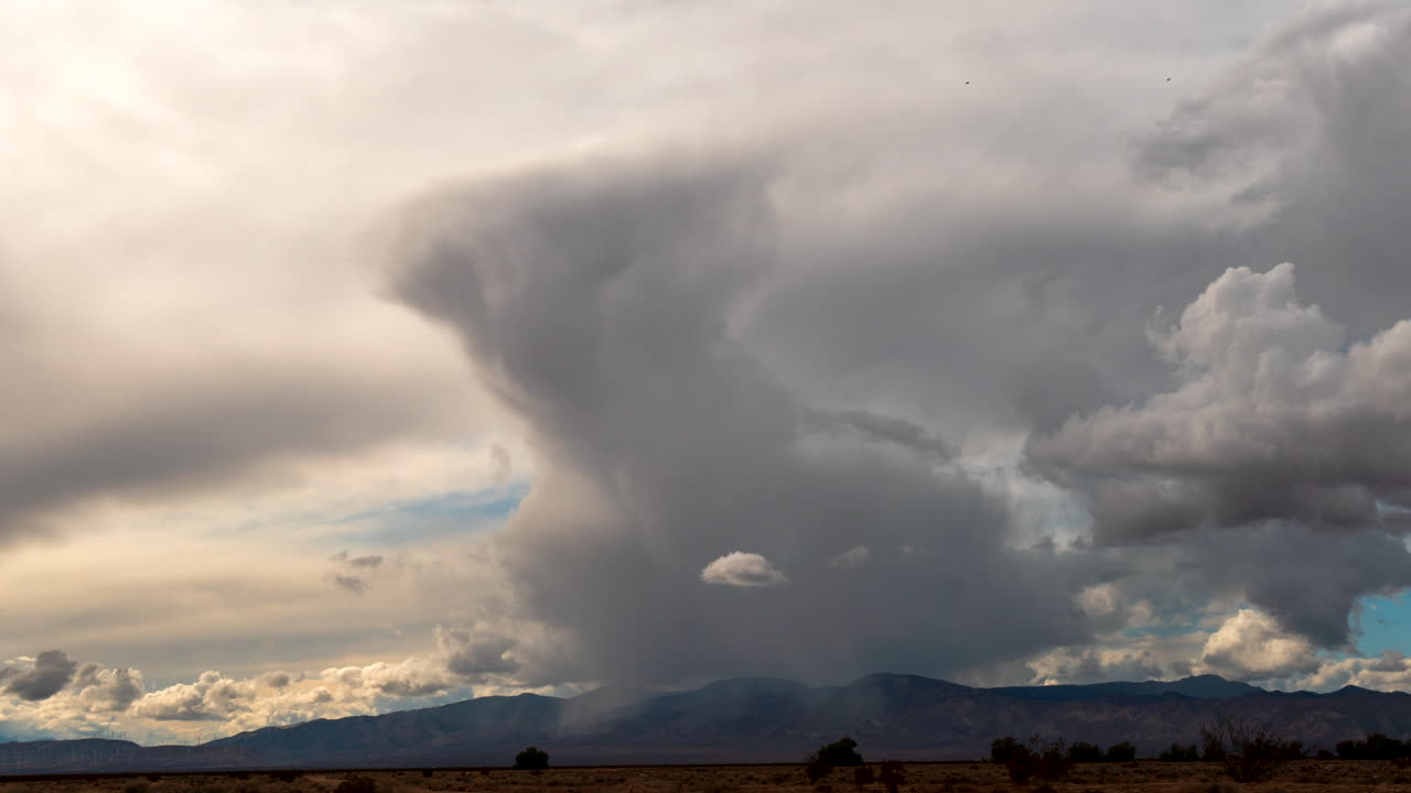 모하비 사막 산의 역동적인 클라우드스케이프 - 파노라마 동작 시간 경과