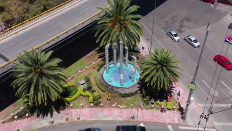 fuente con forma de serpiente en el barrio de mixcoac en la ciudad de méxico entre una concurrida calle interjección