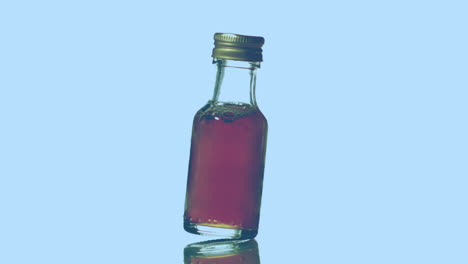 animación de círculos y formas azules sobre la botella con líquido rojo