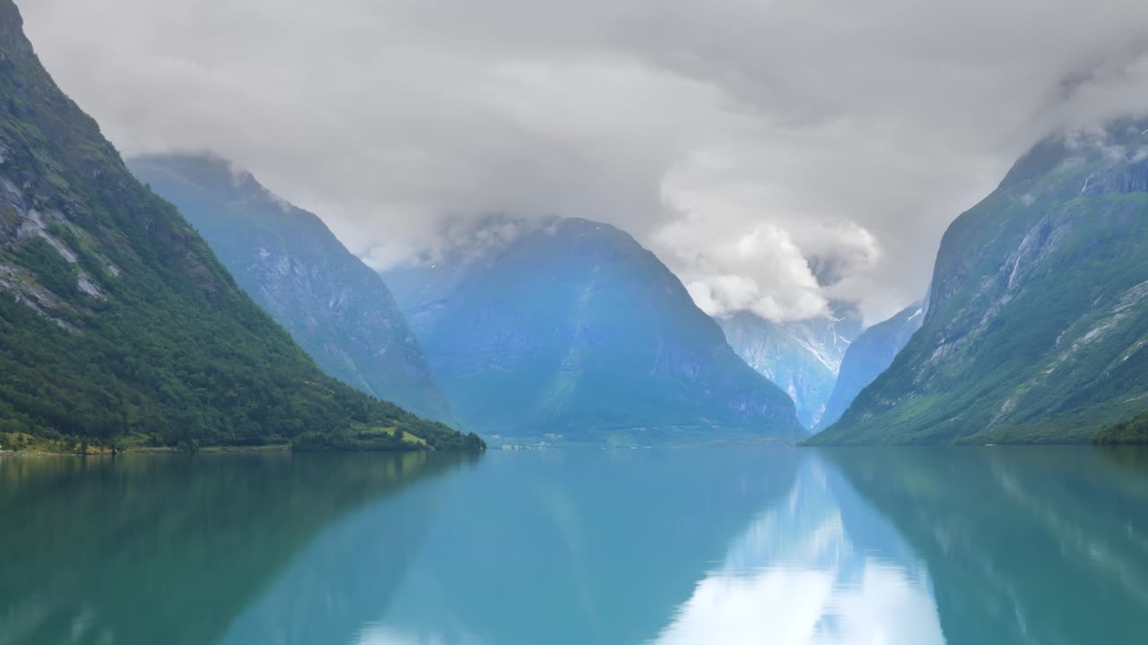 el lago lovatnet (también loenvatnet) es un lago en el municipio de stryn en el condado de vestland, noruega.