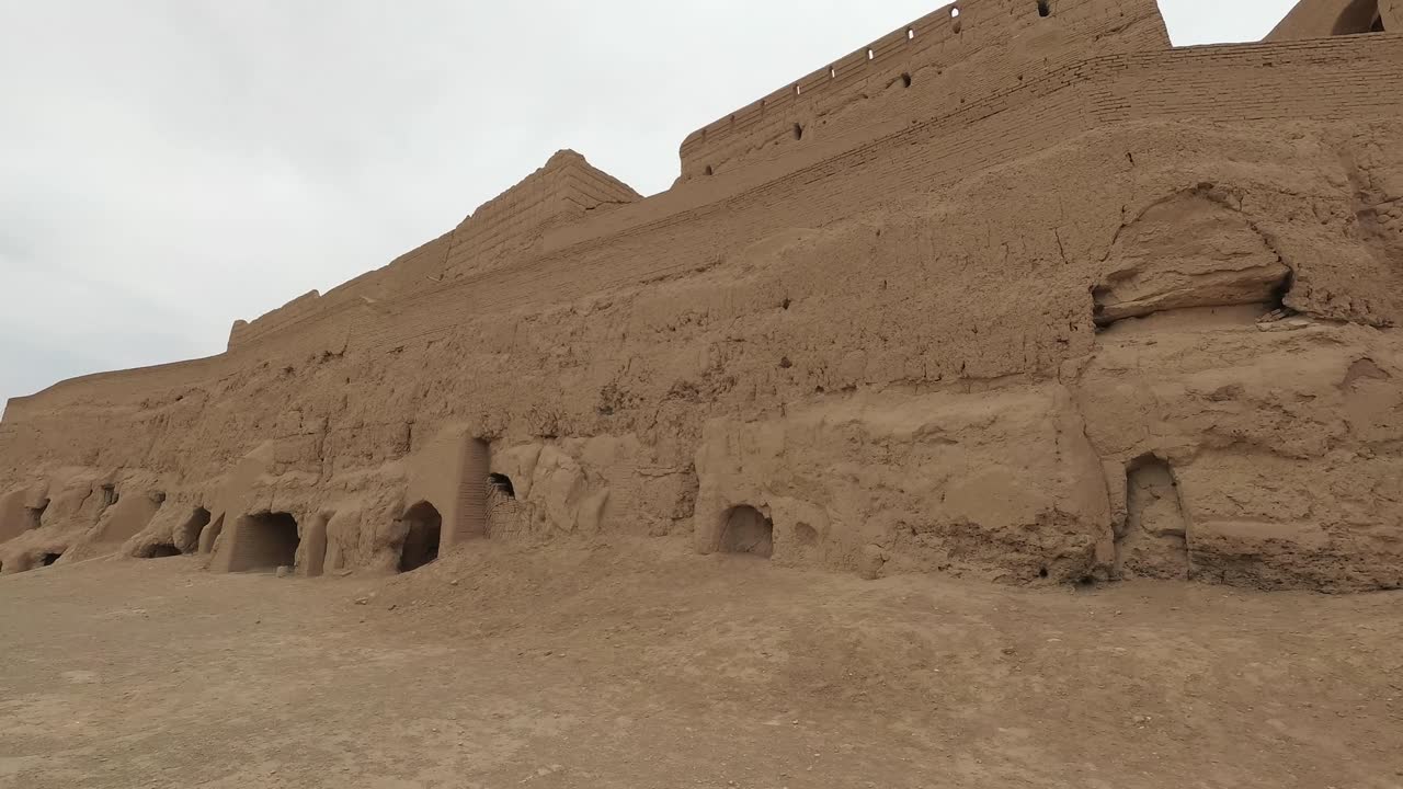 ruinas de la fortaleza de ladrillo de barro, el castillo de narin en meybod, irán