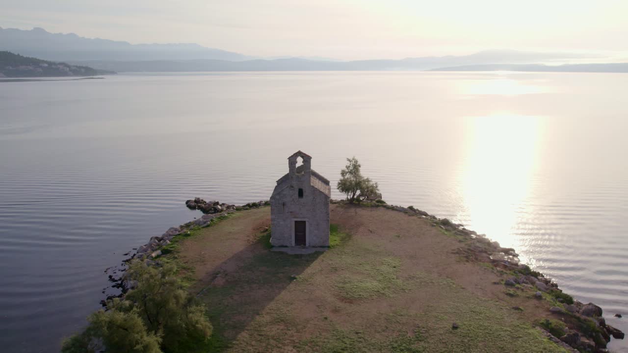 Gün doğumunda Posedarje Kilisesi