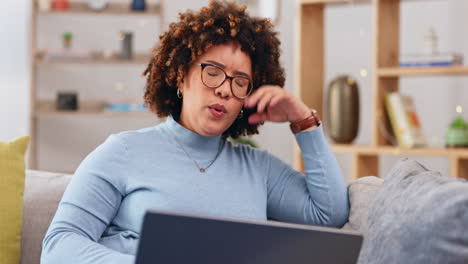 Laptop,-Malas-Noticias-Y-Pena-Con-Una-Mujer-En-Un-Sofá.