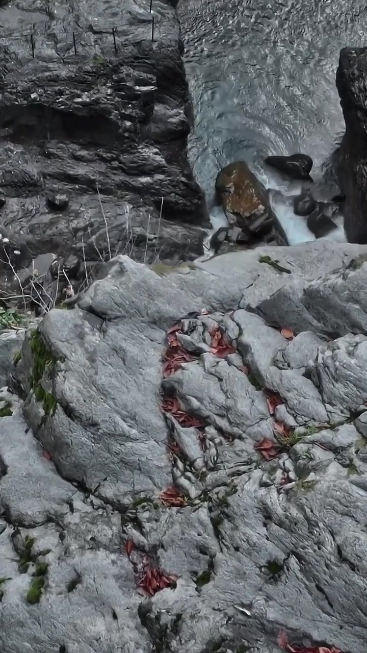 Esplorare terreno roccioso in Georgia, Caucaso, in autunno.